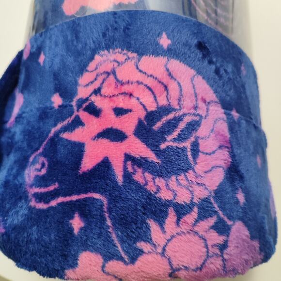 The Big One Zodiac Signs Oversized Supersoft Plush Throw - Picture 5 of 5